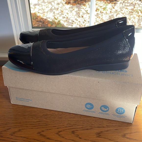 Women’s Clark Flat Size 9.5 Black with patent leather toe and heel. - Picture 5 of 9